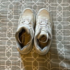 Vionic sneakers only worn twice indoors only! Size 8